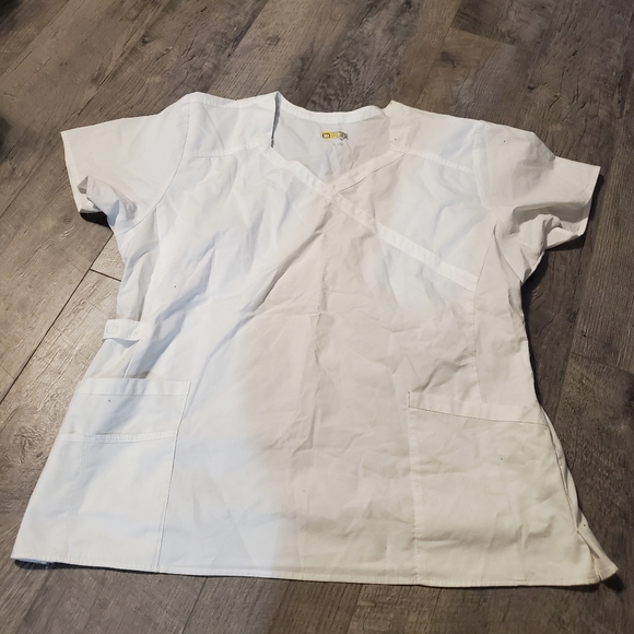 White wonderwink scrub top - Picture 1 of 5